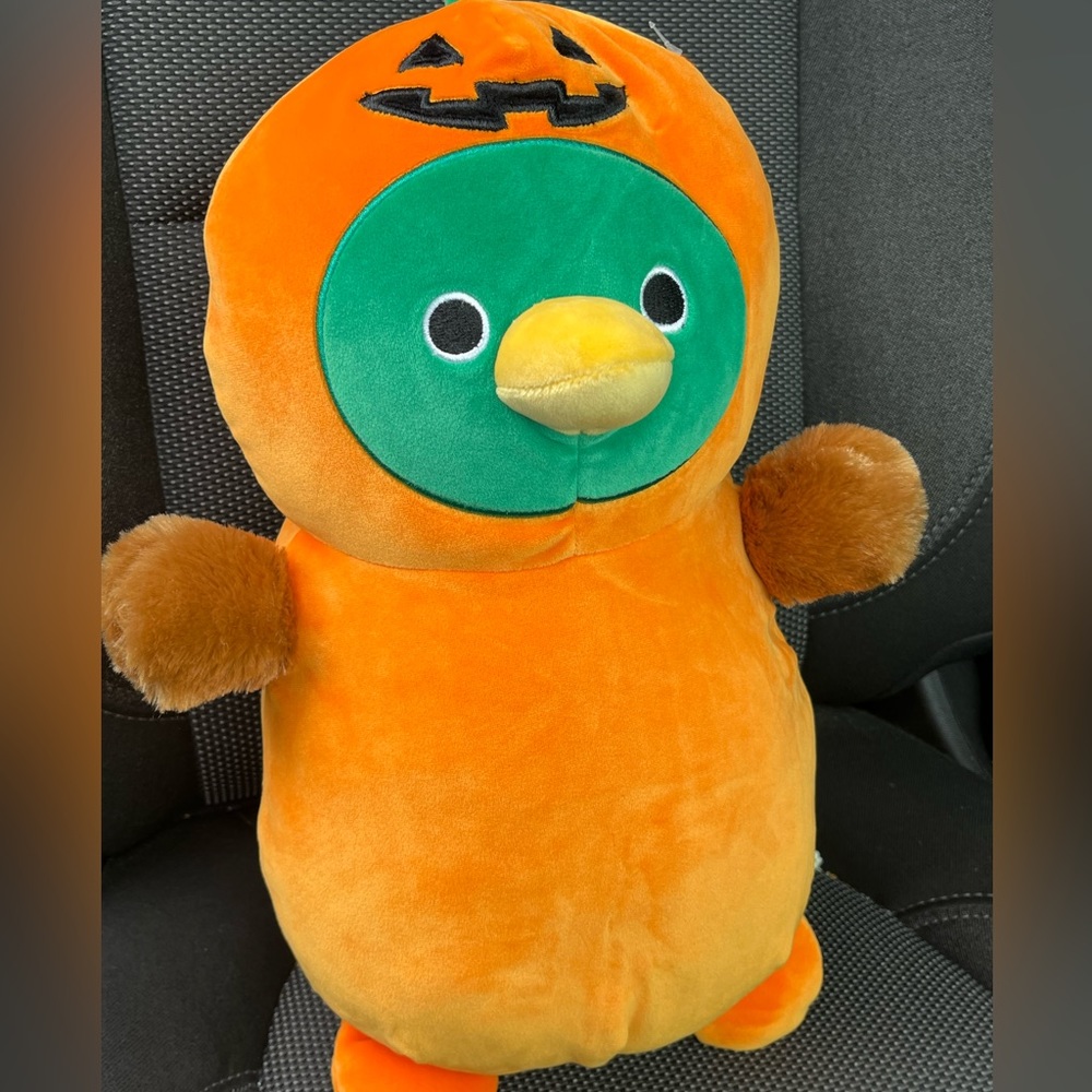 Squishmallow hugmee Avery the mallard duck in pumpkin costume 14” NWT